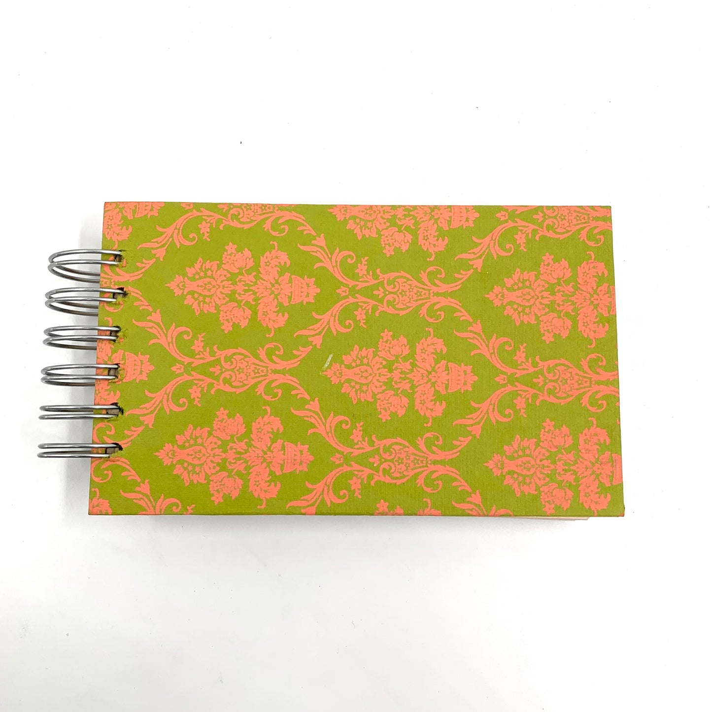 Libreta con diseño naranja.