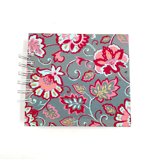 Libreta con diseño rosa de flores