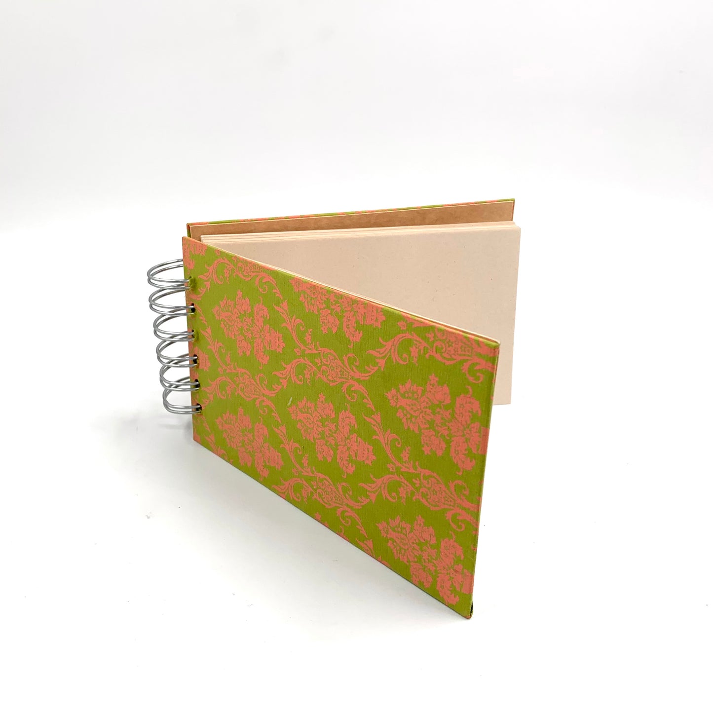 Libreta con diseño naranja.