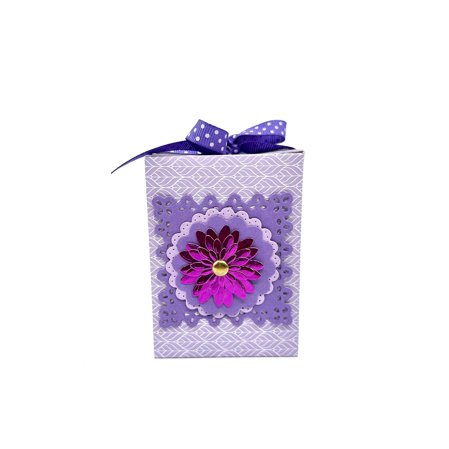 Cajita de regalo morada con decoracion de flor y moño