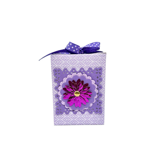 Cajita de regalo morada con decoracion de flor y moño