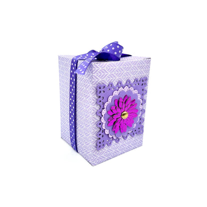 Cajita de regalo morada con decoracion de flor y moño